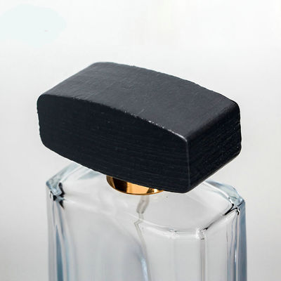 Garrafa de perfume de vidro vazia com o tampão preto de madeira do collarwith do pulverizador do tampão e da bomba