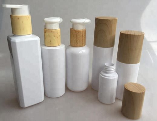 O cosmético plástico do ANIMAL DE ESTIMAÇÃO ajusta a garrafa de água dos cuidados com a pele da garrafa com o tampão de bambu de madeira