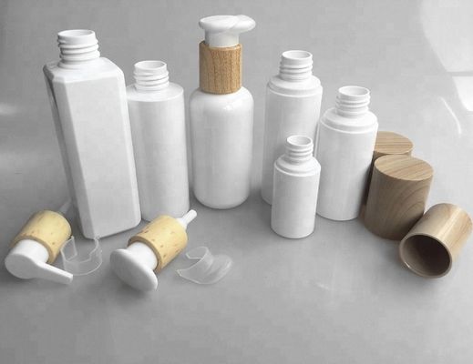O cosmético plástico do ANIMAL DE ESTIMAÇÃO ajusta a garrafa de água dos cuidados com a pele da garrafa com o tampão de bambu de madeira