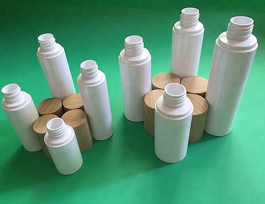 Garrafa de água cosmética plástica dos cuidados com a pele da garrafa da emulsão do ANIMAL DE ESTIMAÇÃO com o tampão de bambu de madeira